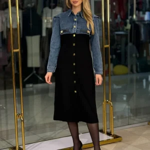 Vestido con parte superior de denim y botones dorados