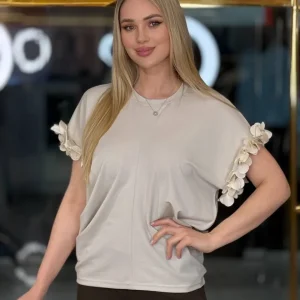 Camiseta con manga tipo pétalo (chocolate, leche y negro)