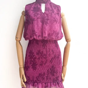 Vestido Corto Estampado con Cuello Alto y Nido de Abeja