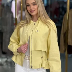 Trench de lino con botón dorado