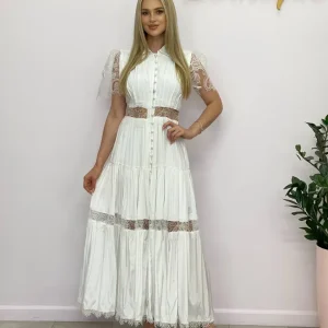Vestido con botones de perla y encaje