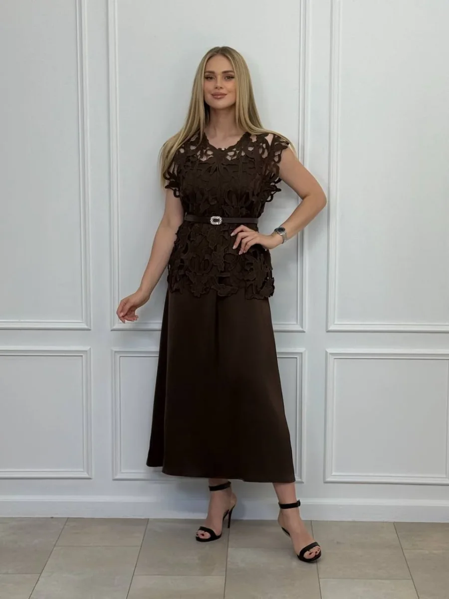 Vestido Midi Elegance con Encaje Floral - Imagen 4