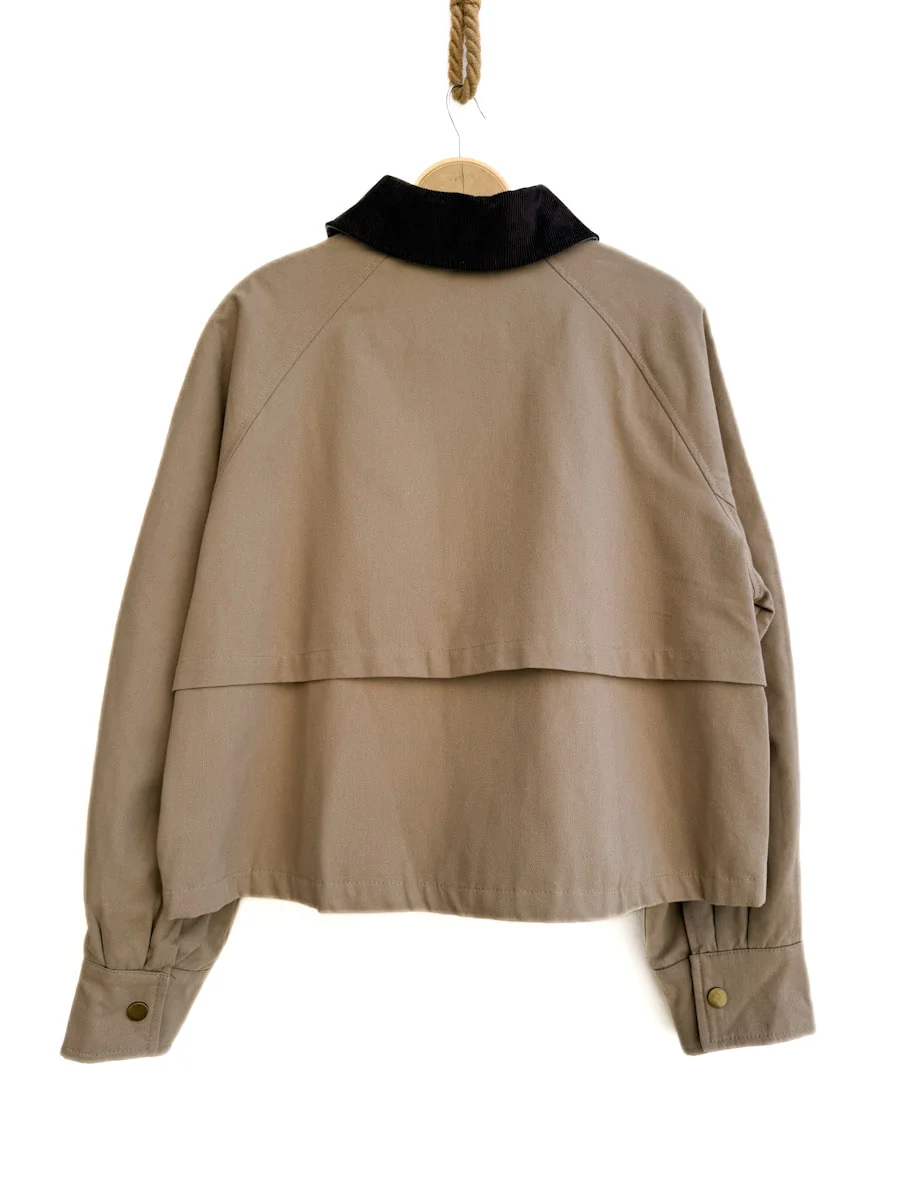 Chaqueta Corta con Cuello de Pana – Estilo Casual y Atemporal - Imagen 3