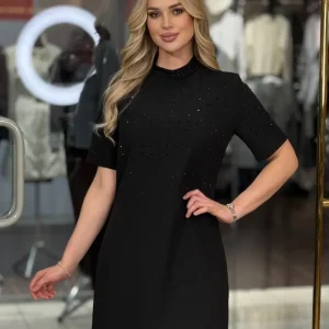 Elegante vestido con piedras brillantes