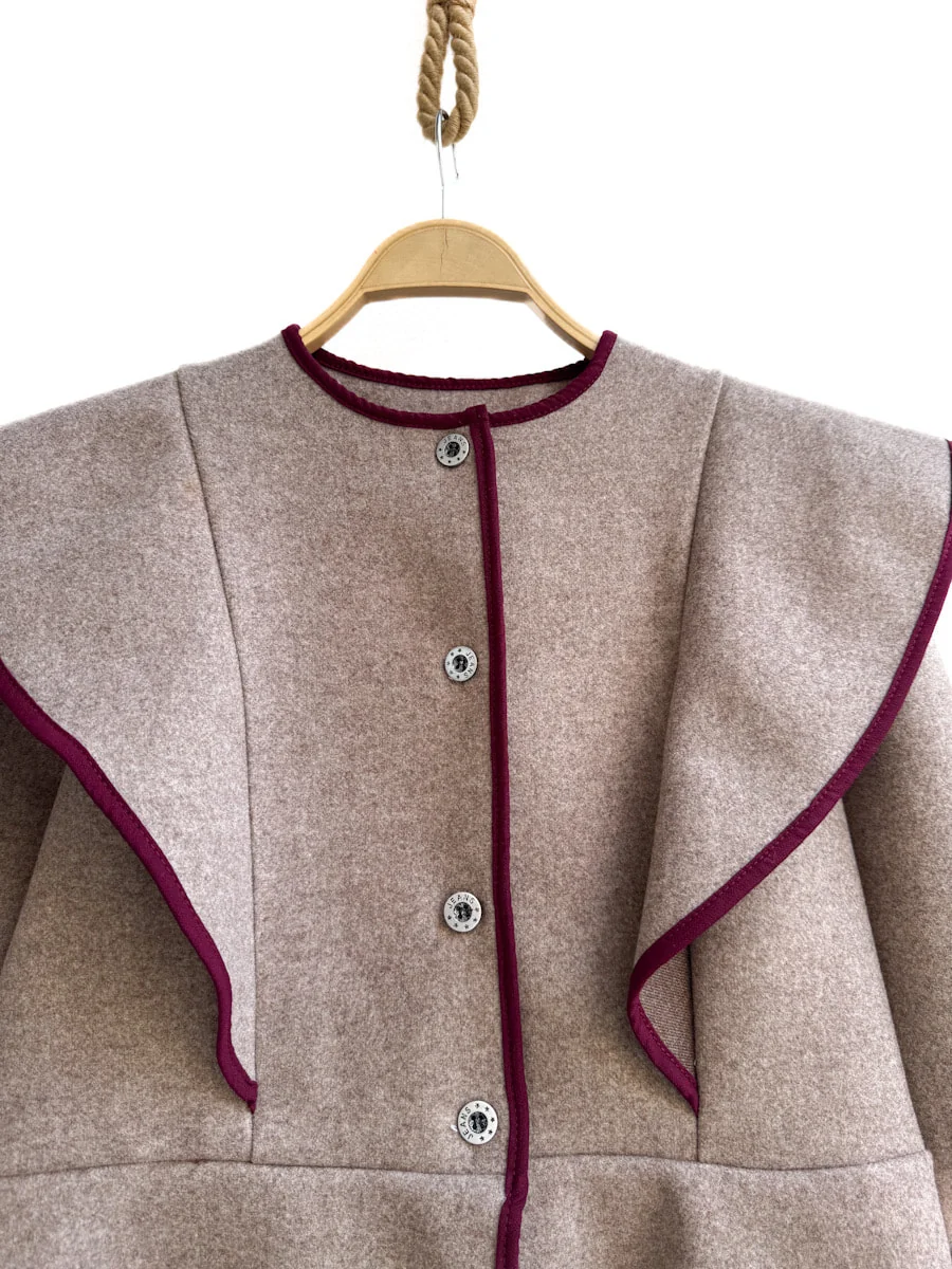 Chaqueta de paño con volante frontal y ribete en contraste - Imagen 3