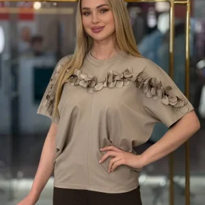 Camiseta con manga tipo pétalo (beige)
