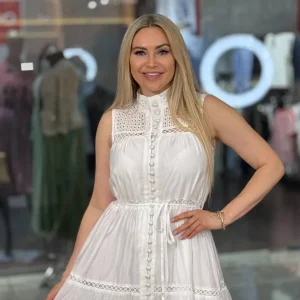 Vestido elegante con detalle perforado