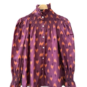 Conjunto vintage de blusa fruncida y falda larga con estampado ikat en tonos morados y naranjas