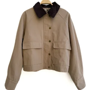 Chaqueta Corta con Cuello de Pana – Estilo Casual y Atemporal