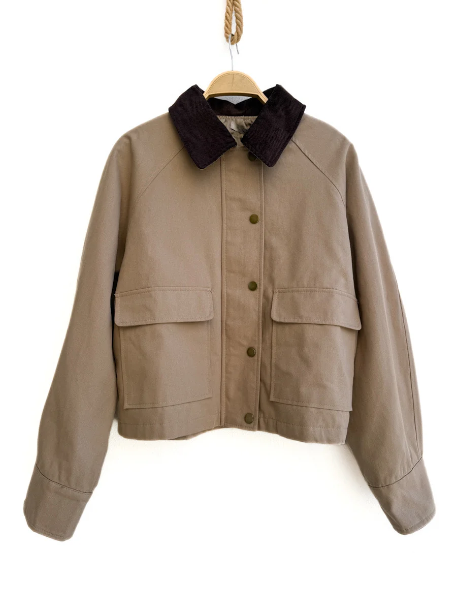 Chaqueta Corta con Cuello de Pana – Estilo Casual y Atemporal - Imagen 2