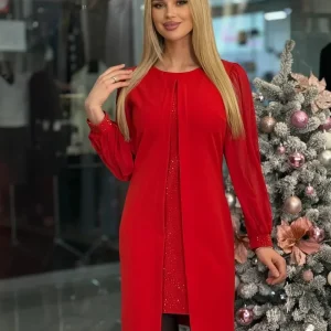 Vestido con abertura central y pedrería brillante