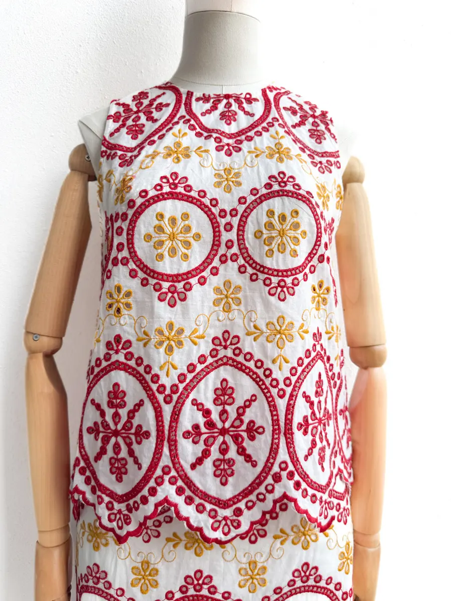 Bordados en Rojo y Mostaza: Conjunto Único - Imagen 4