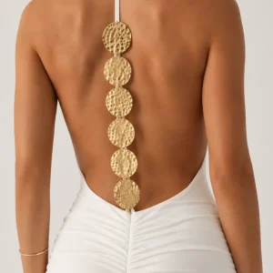 Vestido halter con detalle metálico