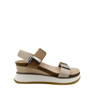Sandalia Cuña con Plataforma Beige de Cierre de Velcro y Detalles Metálicos