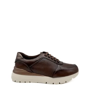 Zapatilla de  Marrón con Textura de Serpiente y Suela Bicolor.
