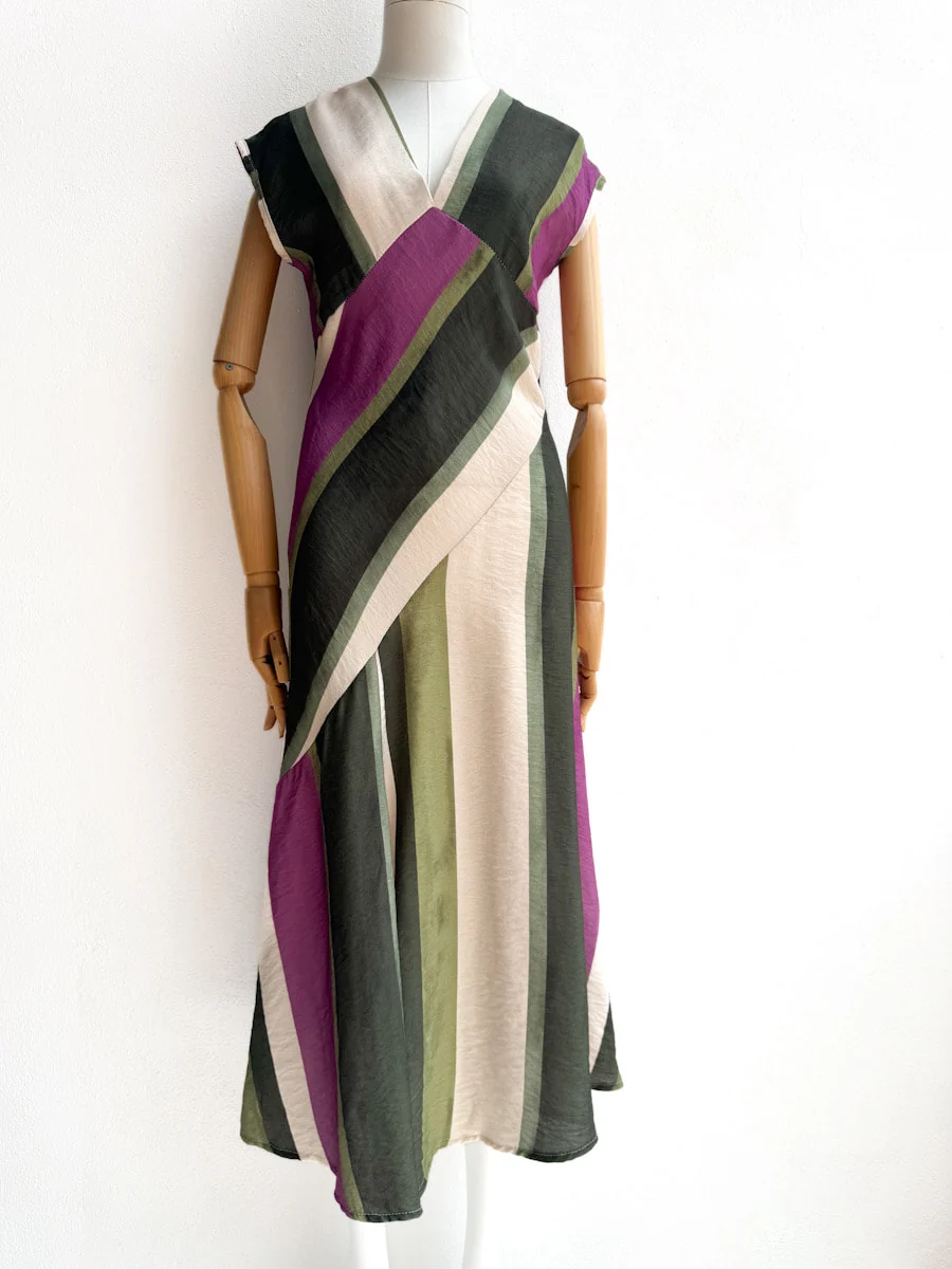 Vestido Midi de Rayas Asimétricas - Imagen 2