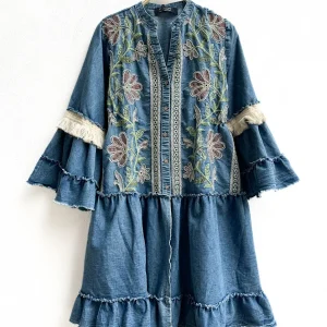 Vestido Bohemio de Mezclilla con Bordado Floral y Mangas Acampanadas