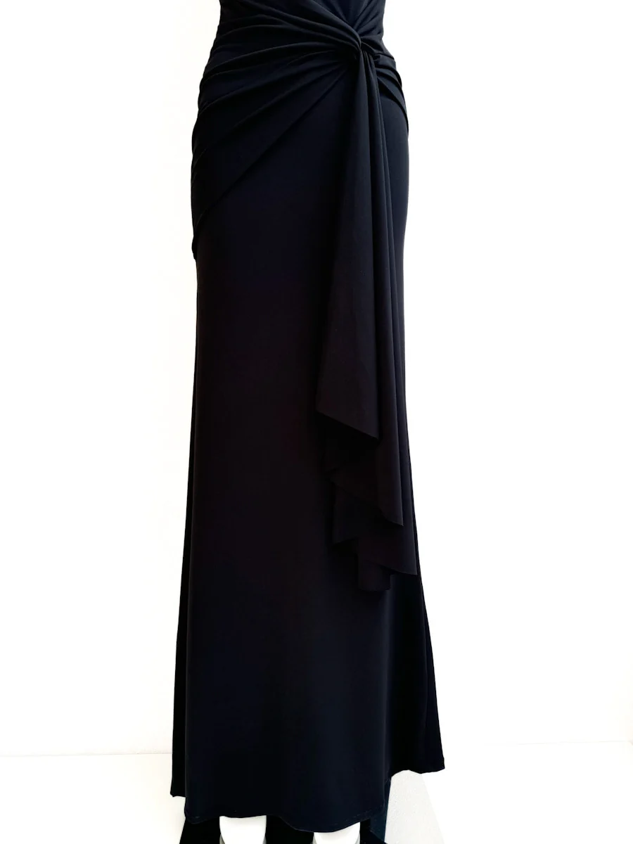 Vestido de Noche con Drapeado Elegante y Abertura en el Escote - Imagen 9