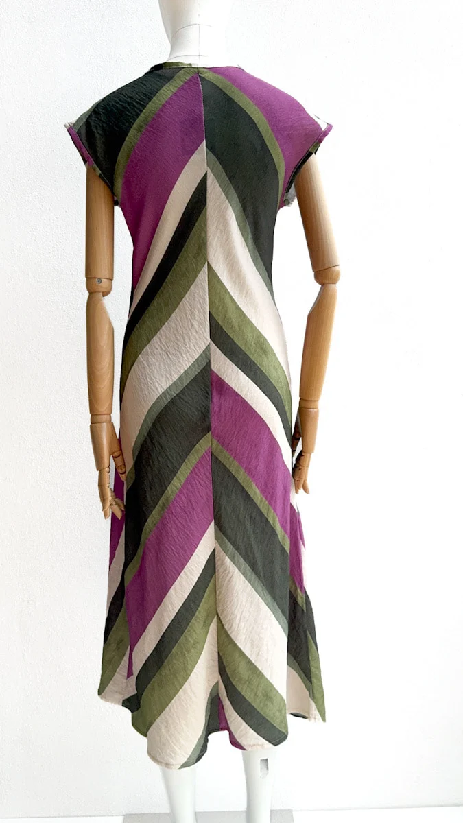 Vestido Midi de Rayas Asimétricas - Imagen 7