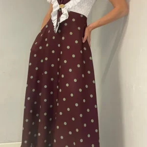 Bata Rocío Perforado Burdeos Lunar + Pañoleta