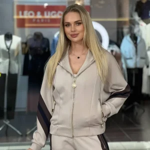 Traje bicolor con ribetes