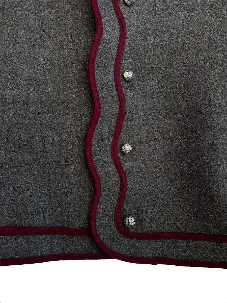 Chaqueta corta estructurada con ribete contrastante y botones - Imagen 3