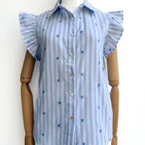 Blusa de rayas con volantes y estampado de corazones