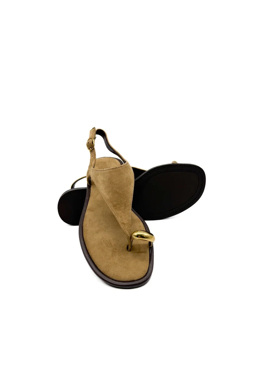 Sandalias Minimalista en Ante con Detalle de Anillo Dorado - Imagen 7