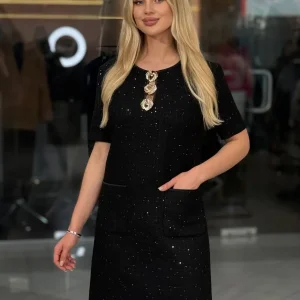 Vestido de lentejuelas con botones acentuados