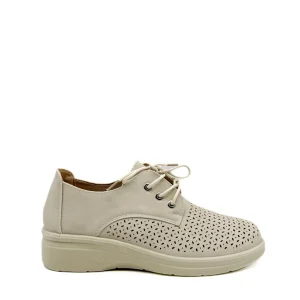 Zapato Oxford Beige con Calados Láser, Cordones y Suela de Cuña Ligera