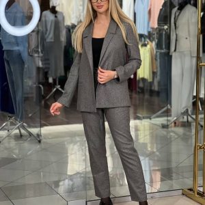 Traje clásico con bolsillos decorativos