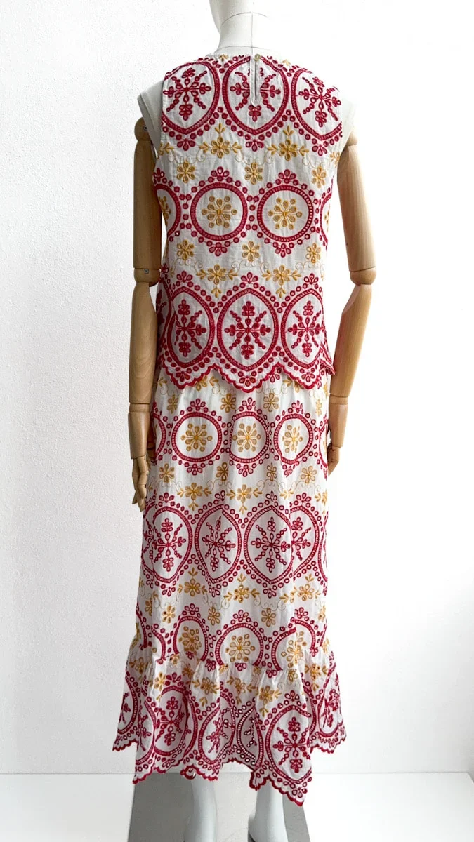 Bordados en Rojo y Mostaza: Conjunto Único - Imagen 8