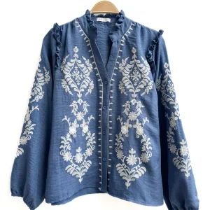 Blusa Bordada Azul con Volantes y Detalles Florales