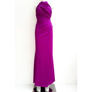 Vestido Largo de Noche con Cuello Halter Estructurado y Lazada.