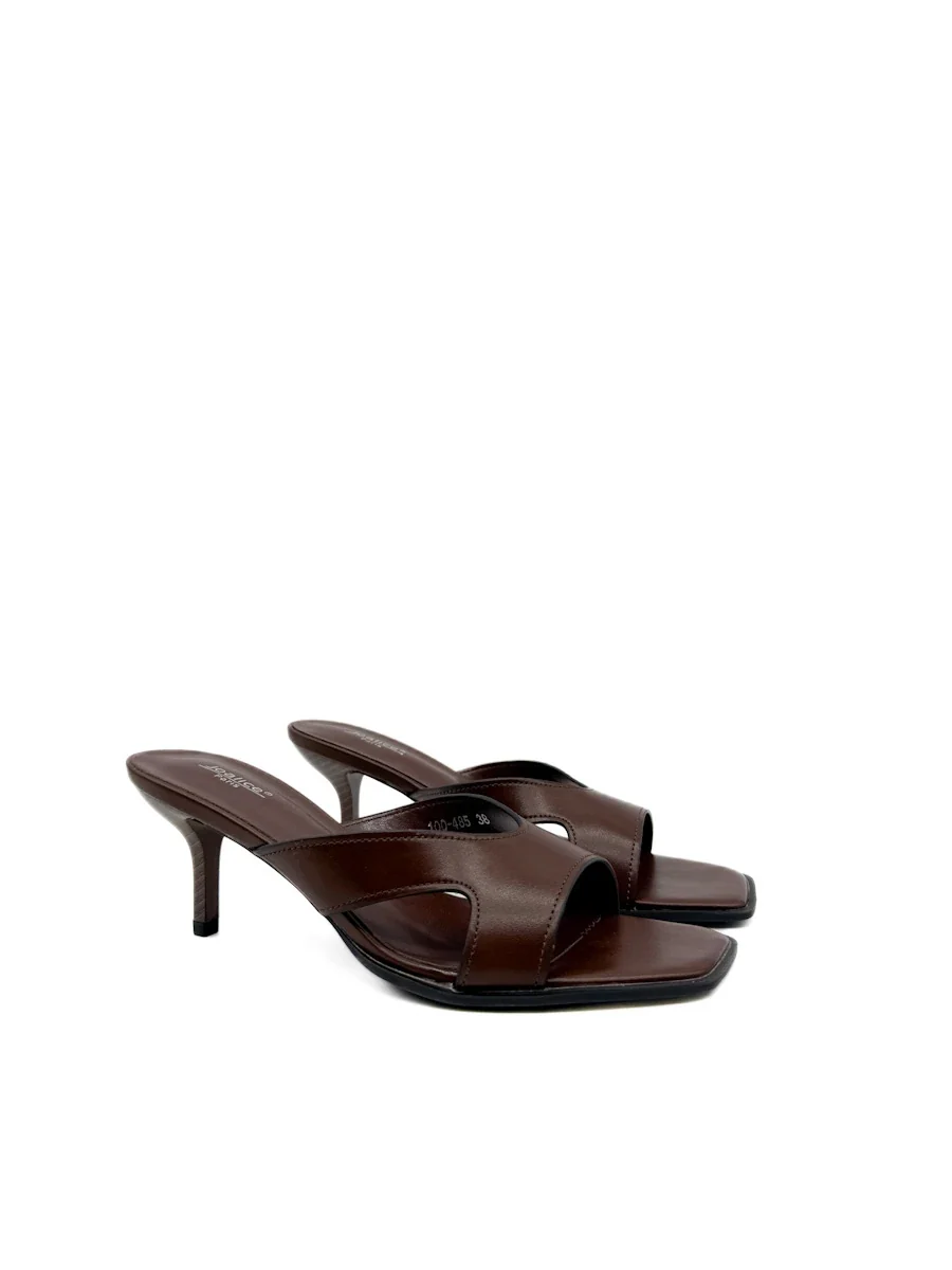 Sandalias Mule de Tacón Fino con Punta Cuadrada en Color Marrón - Imagen 5