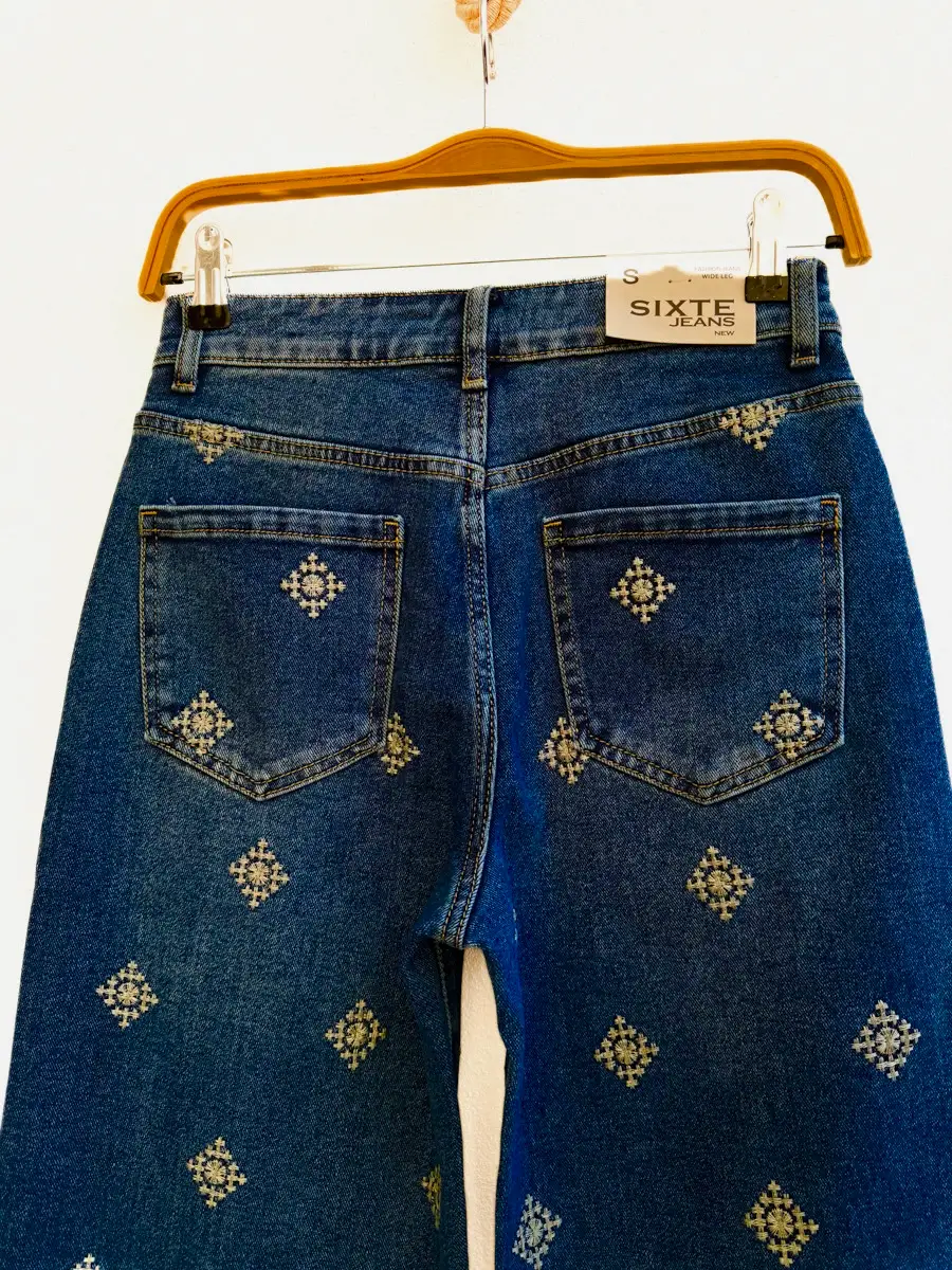 Jeans rectos con bordado étnico - Imagen 5