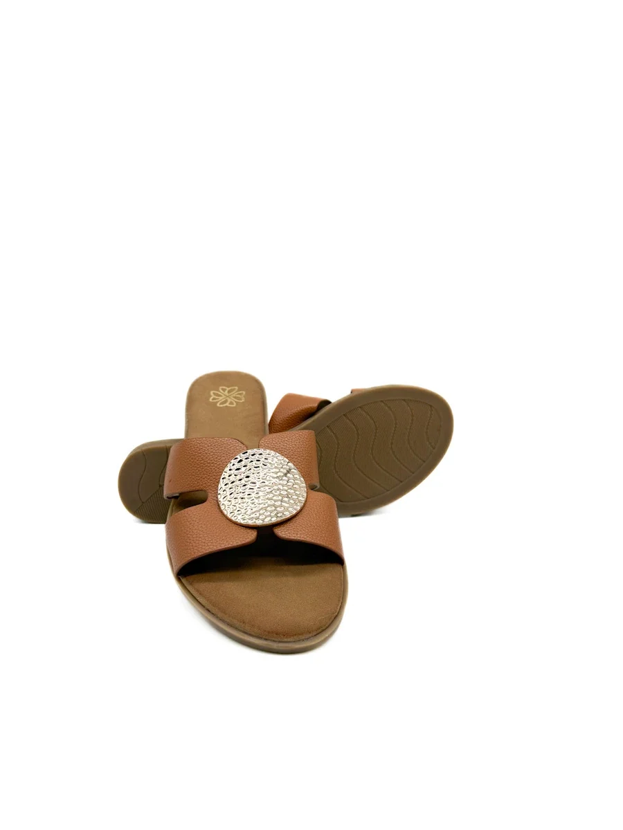 Sandalias Planas para Mujer con Banda Texturizada y Círculo Dorado - Imagen 6