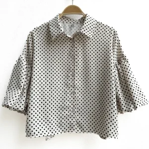 Blusa de Lunares: Elegancia y Estilo Atemporal