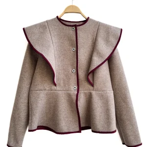 Chaqueta de paño con volante frontal y ribete en contraste
