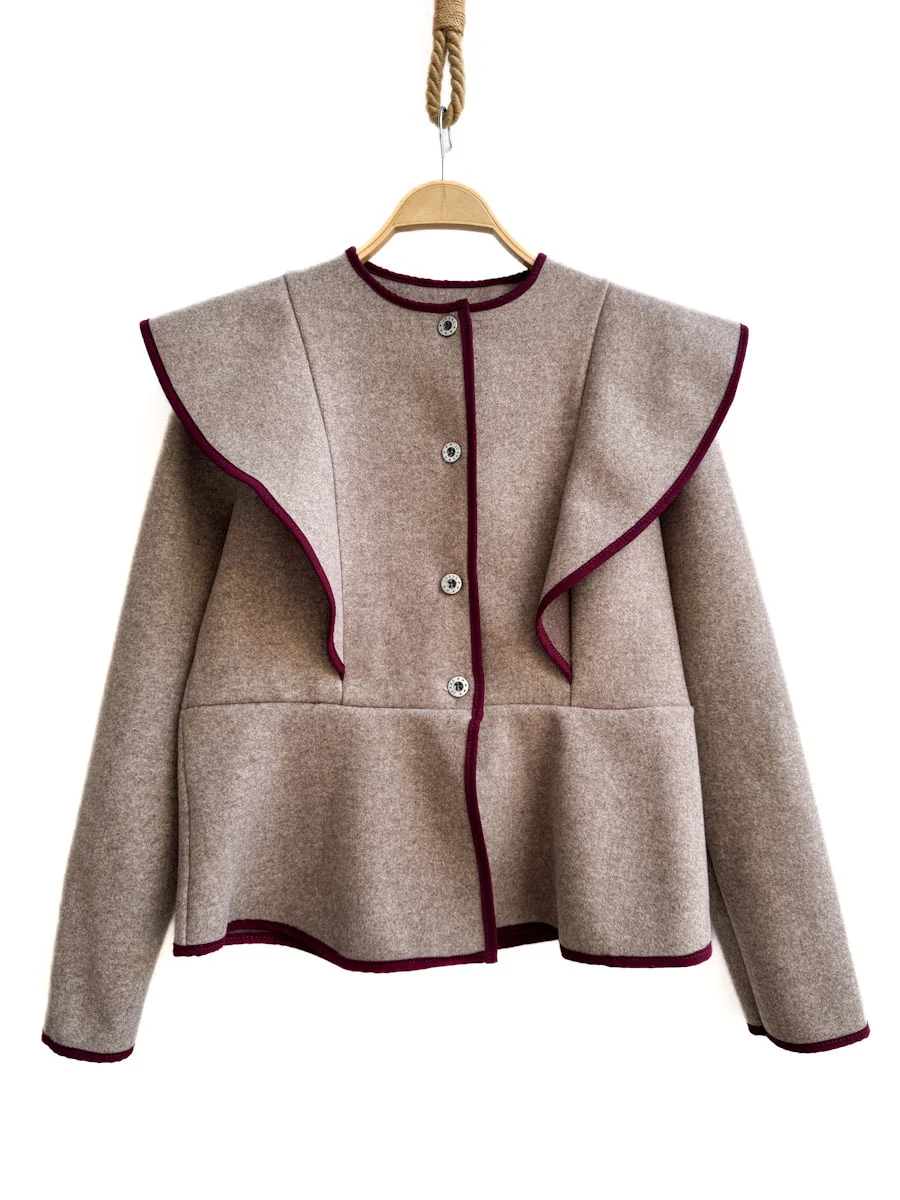 Chaqueta de paño con volante frontal y ribete en contraste