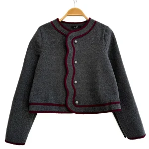 Chaqueta corta estructurada con ribete contrastante y botones