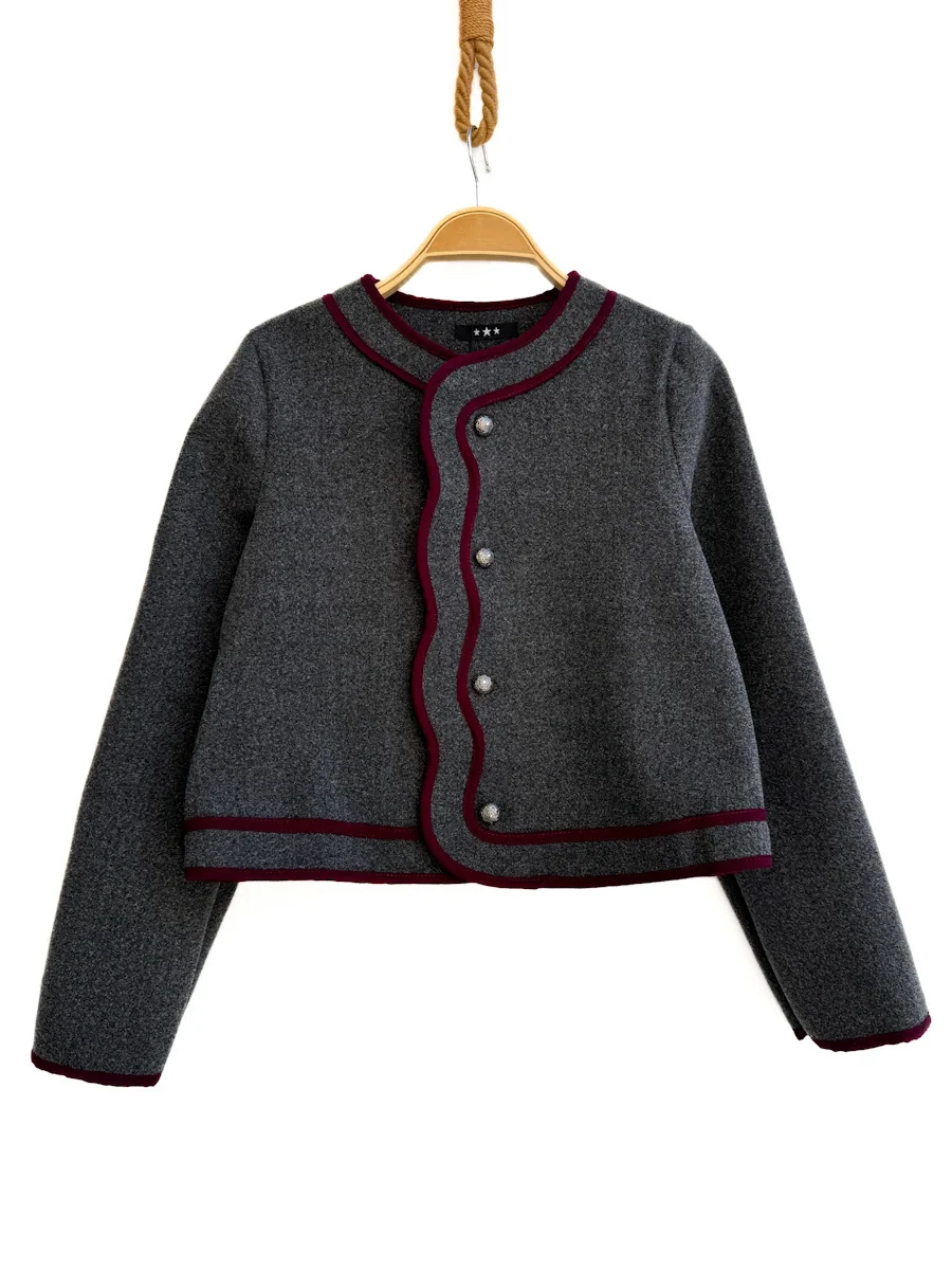 Chaqueta corta estructurada con ribete contrastante y botones