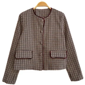 Chaqueta corta de tweed con ribete contrastante