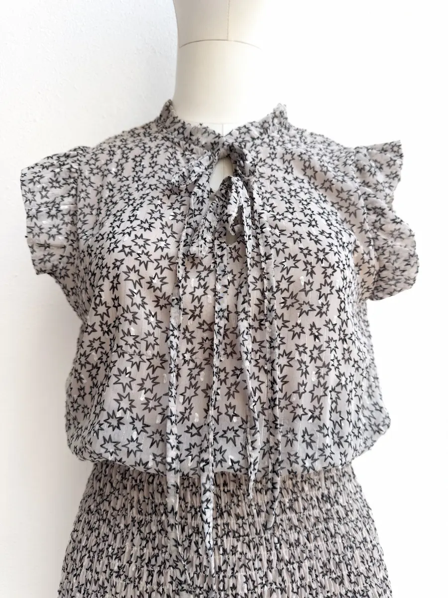 Vestido Corto Estampado con Nido de Abeja y Volantes - Imagen 8