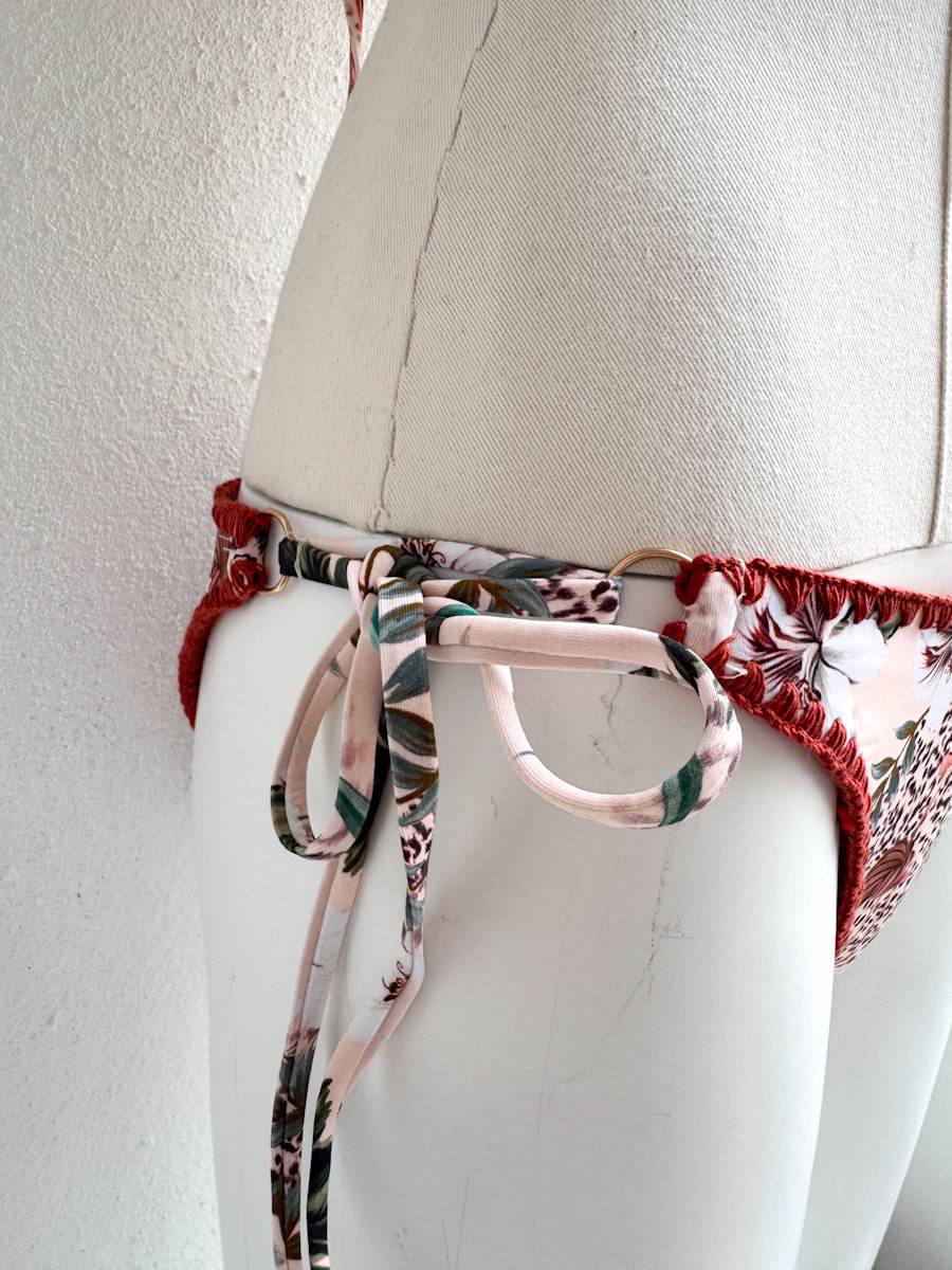 Bikini Triángulo con Estampado Tropical - Imagen 7