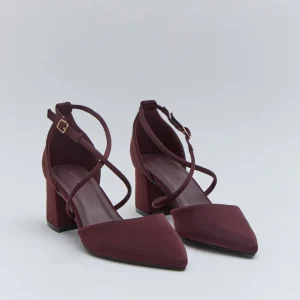 Zapatos de tacón con diseño cruzado en tonos marrón y vino
