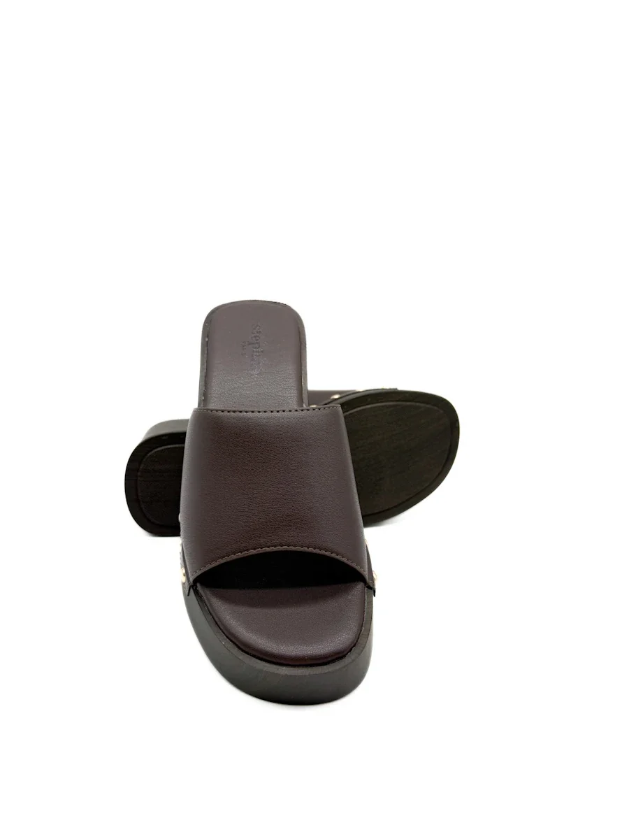 Sandalias de Cuña Tipo Zueco con Plataforma Efecto Madera y Tachuelas - Imagen 9
