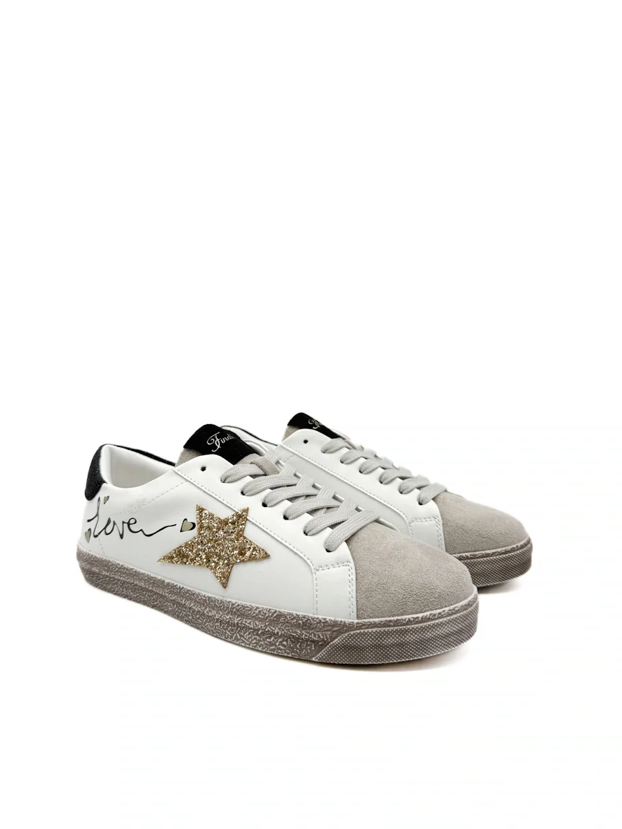 Zapatilla Urbana con Estrella Dorada y Detalle "Love - Imagen 3