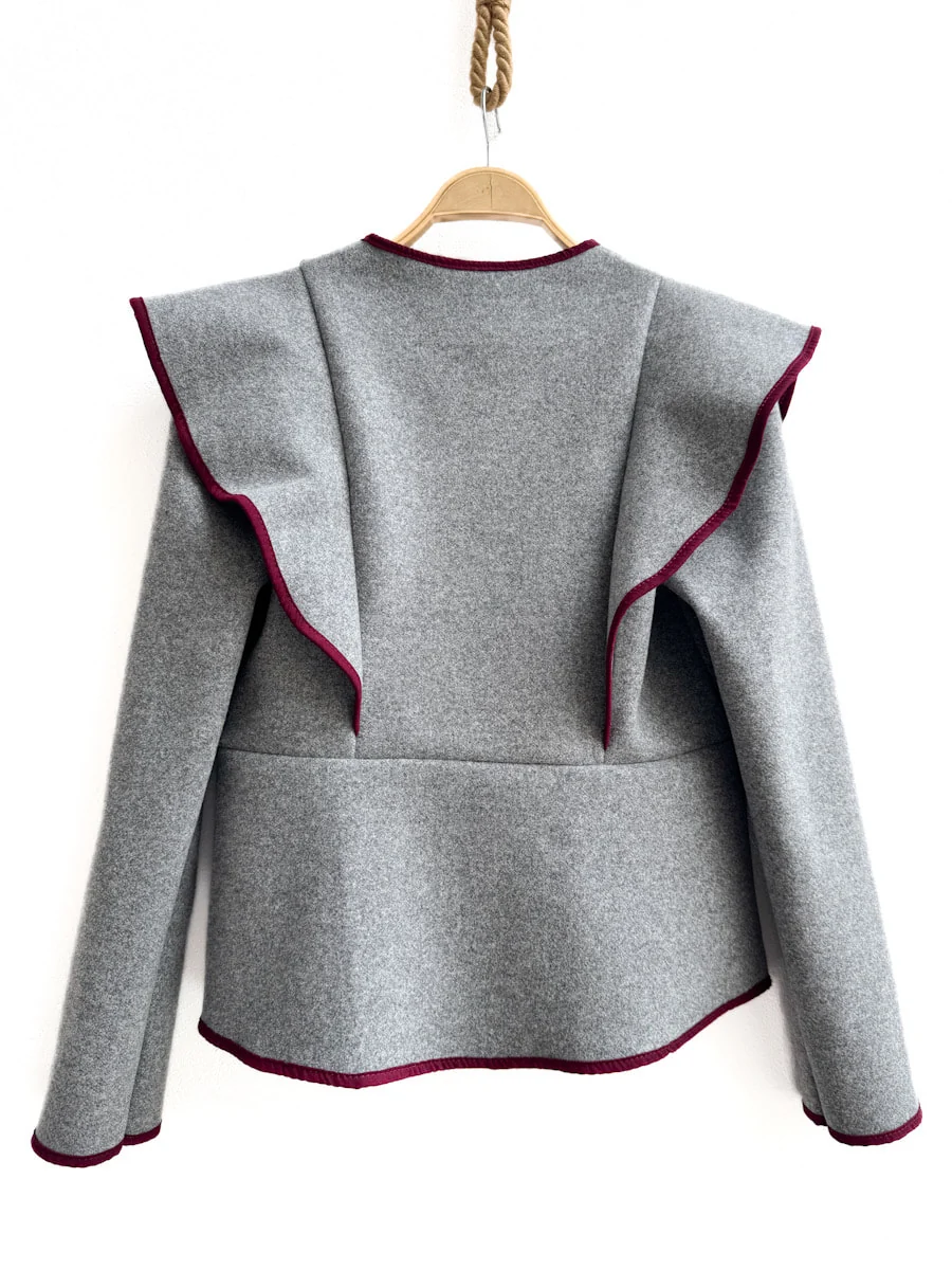 Chaqueta de paño con volante frontal y ribete en contraste - Imagen 8