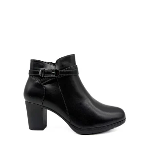 Botines con Hebilla Cruzada y Tacón Grueso: Elegancia y Comodidad en Cada Paso